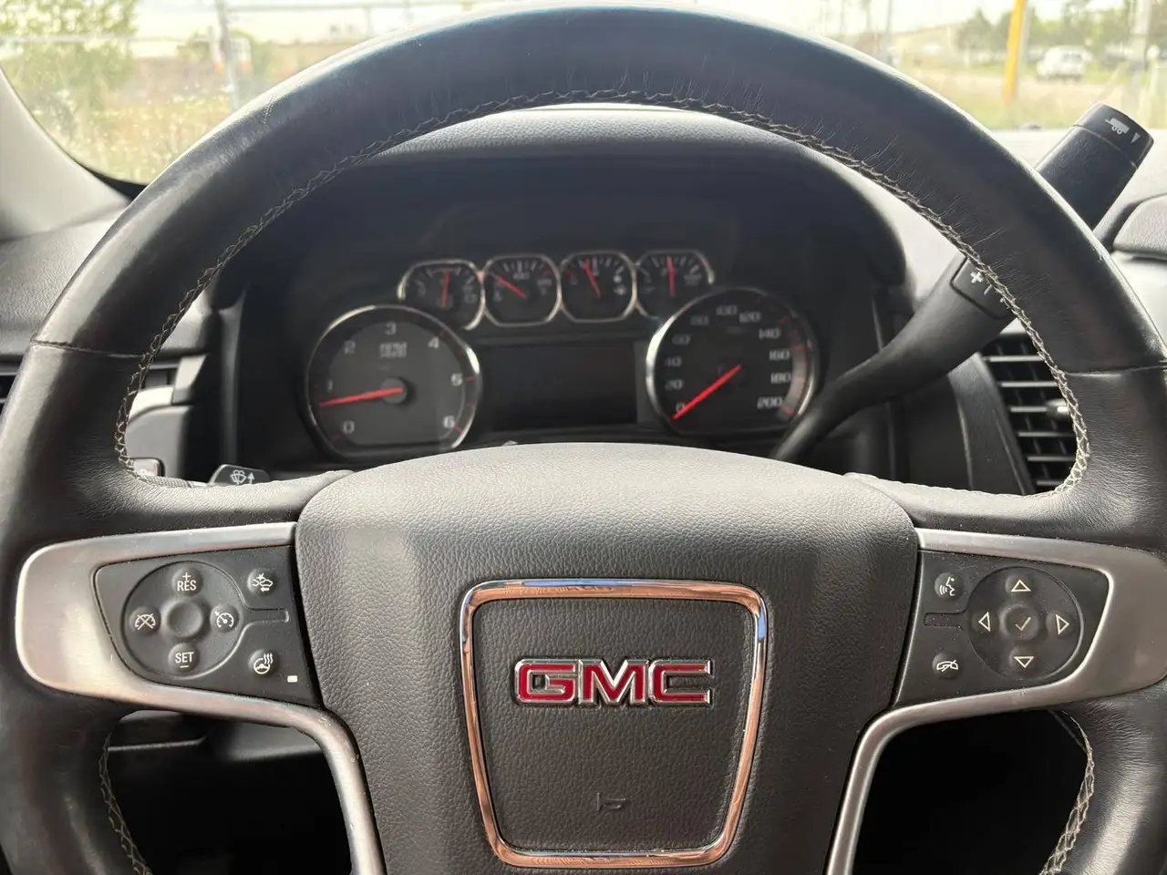 GMC Yukon снимка GMC Yukon