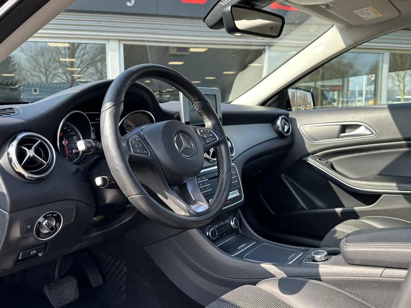 Mercedes-Benz GLA 180 Panodak | Navi | Led | Facelift | Cruise Zwart - 2