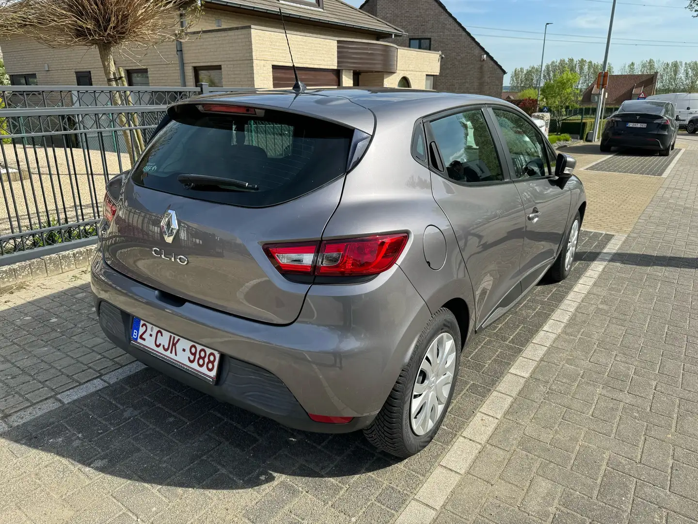 Renault Clio 1.2 16V 75 Collection Gris - 2