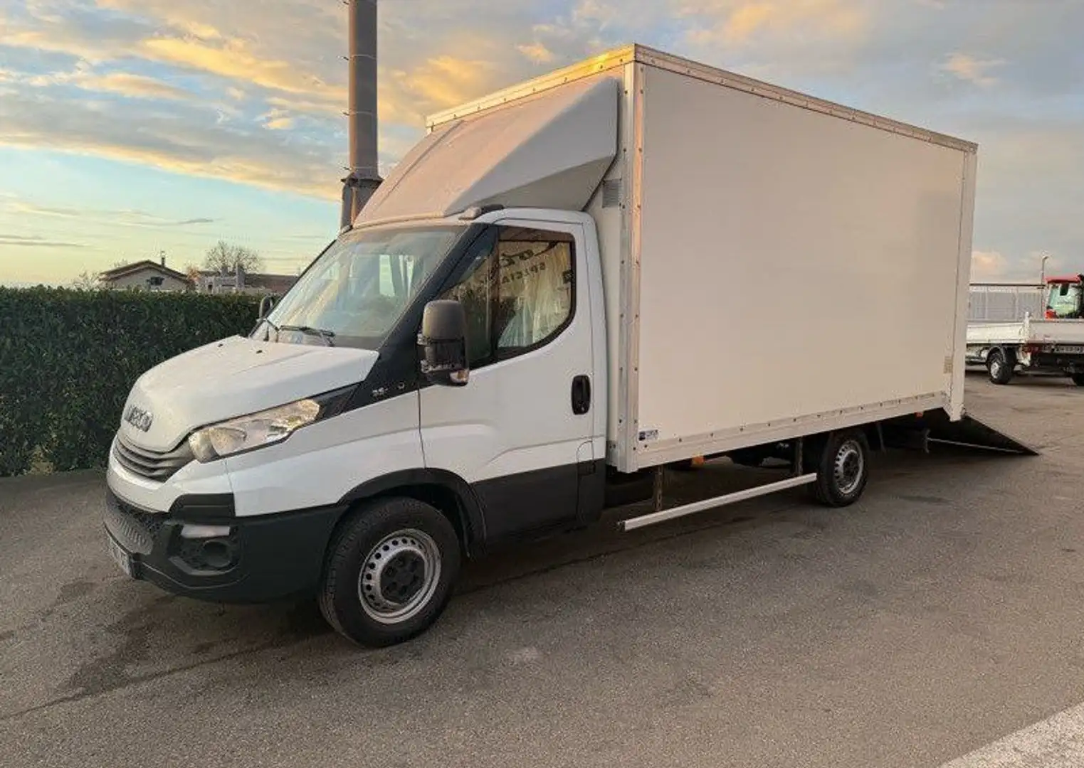 Iveco Daily 19990 ht 20m3 caisse transport véhicules motos - 2