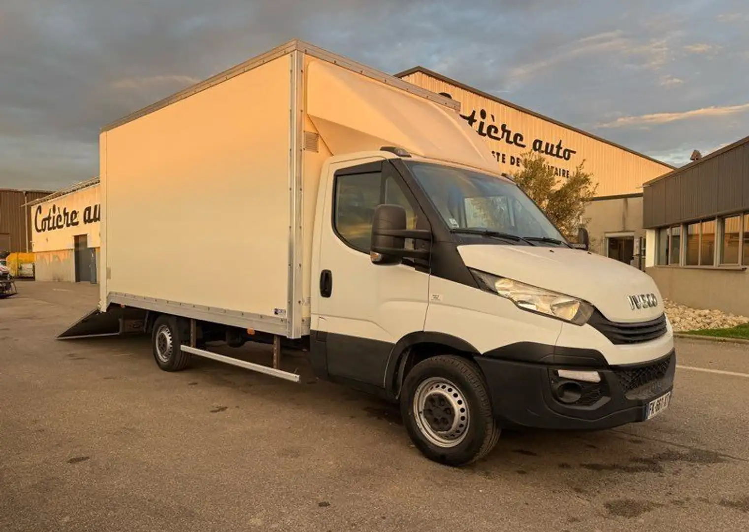 Iveco Daily 19990 ht 20m3 caisse transport véhicules motos - 1