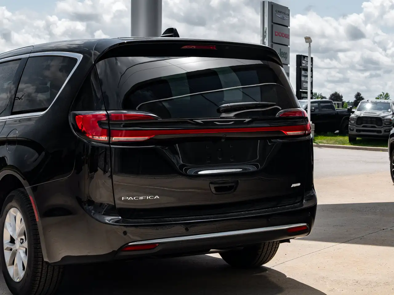 Chrysler Pacifica photo Chrysler Pacifica