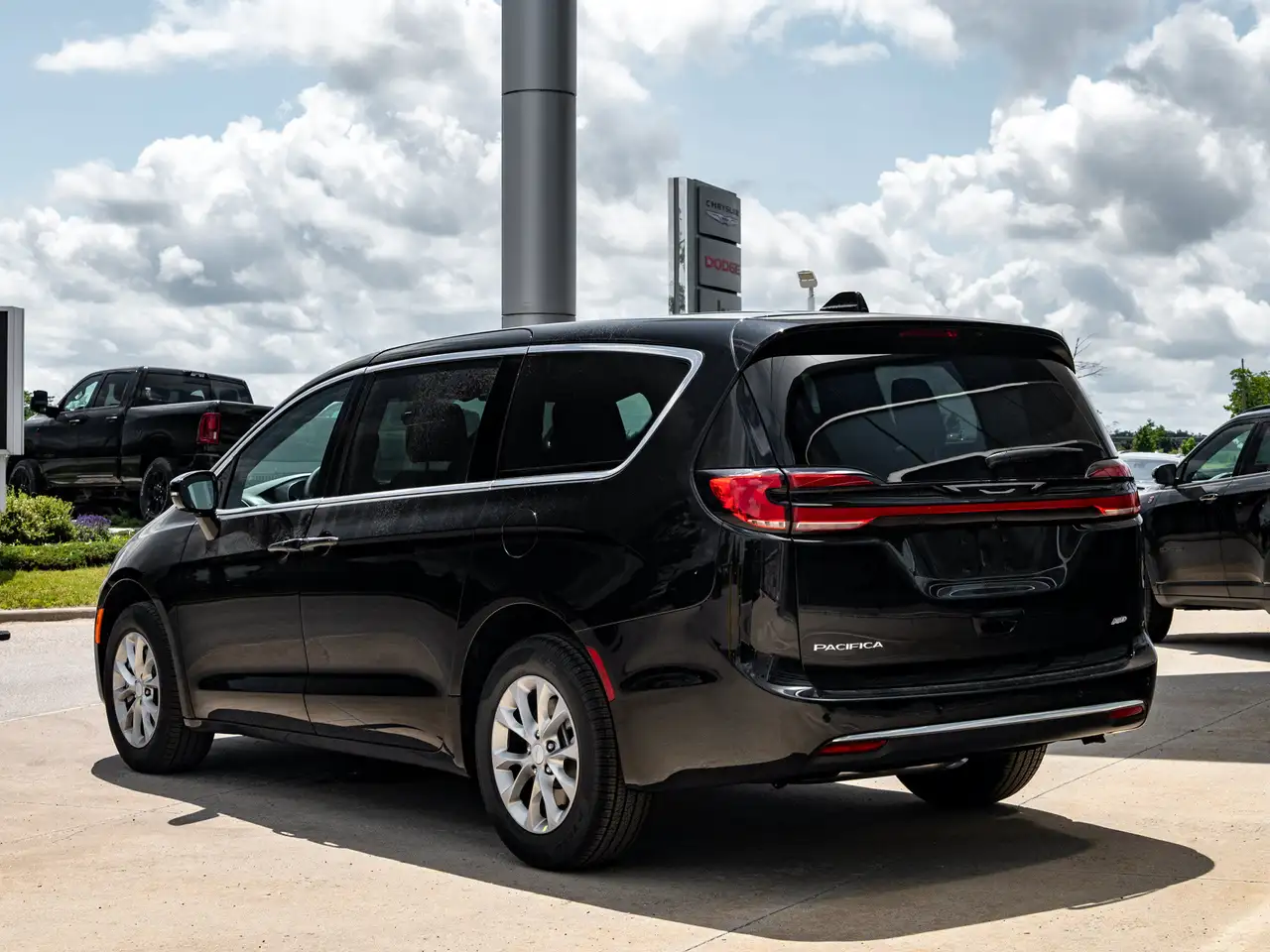 Chrysler Pacifica photo Chrysler Pacifica