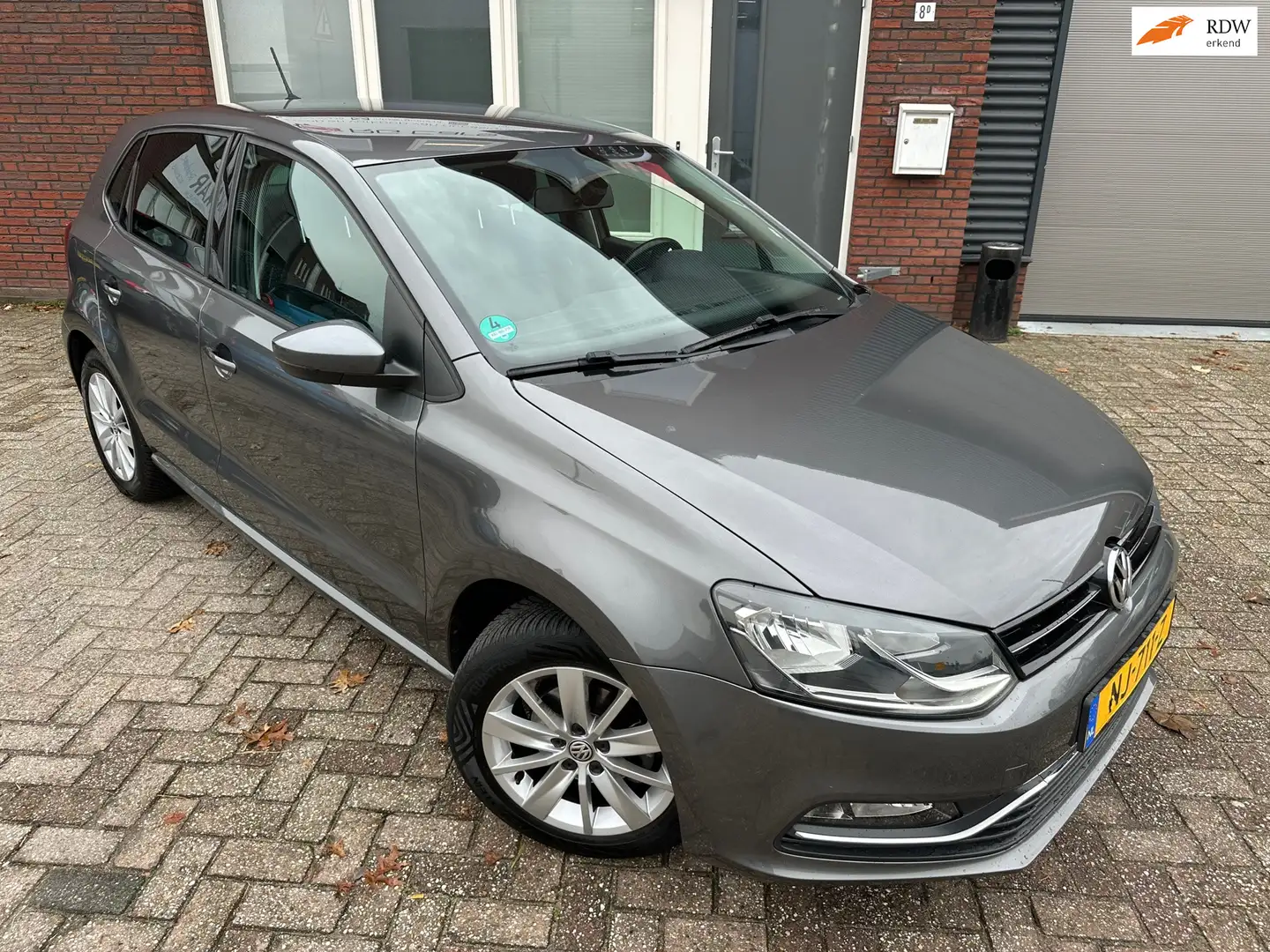 Volkswagen Polo 1.2 TSI Edition / Clima / 5DRS / Bluetooth Grijs - 1