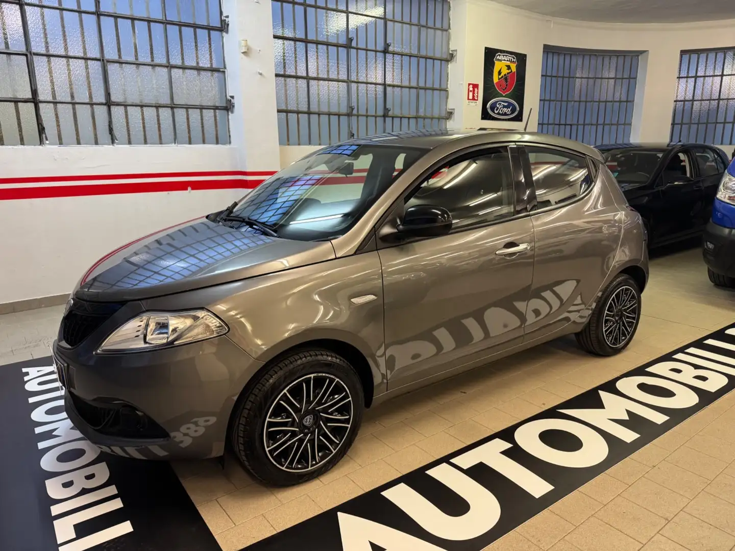 Lancia Ypsilon Ypsilon 1.0 FireFly 5 porte S&S Hybrid Silver Plus Grau - 2