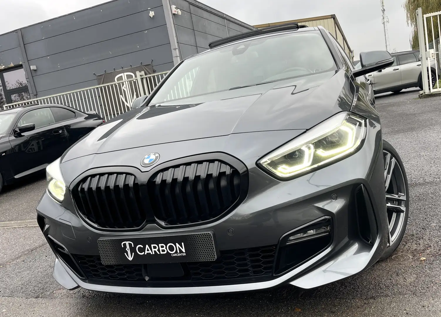 BMW 118 dA PackSPORT M PANO/LED/SHADOW LINE/FULL LED Grijs - 1