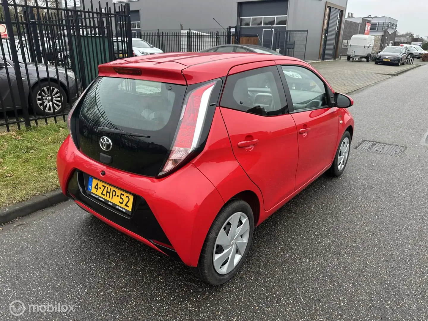 Toyota Aygo 1.0 VVT-i x-play camera nap Rood - 2