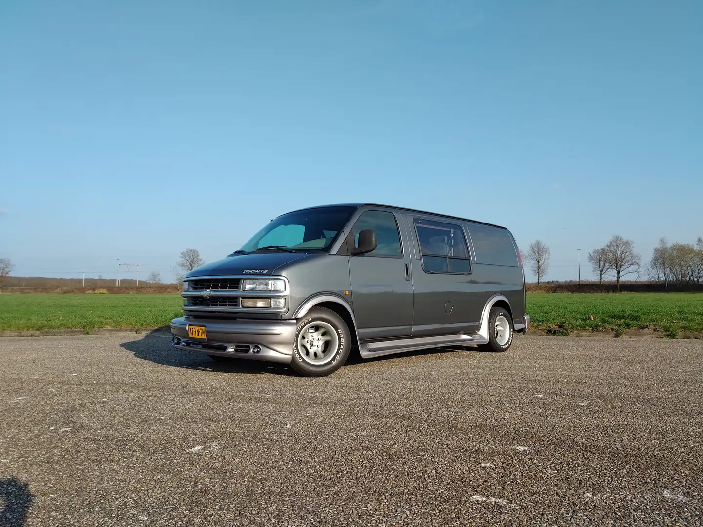 GMC Savana Starcraft 5.7 G21 Grau - 1