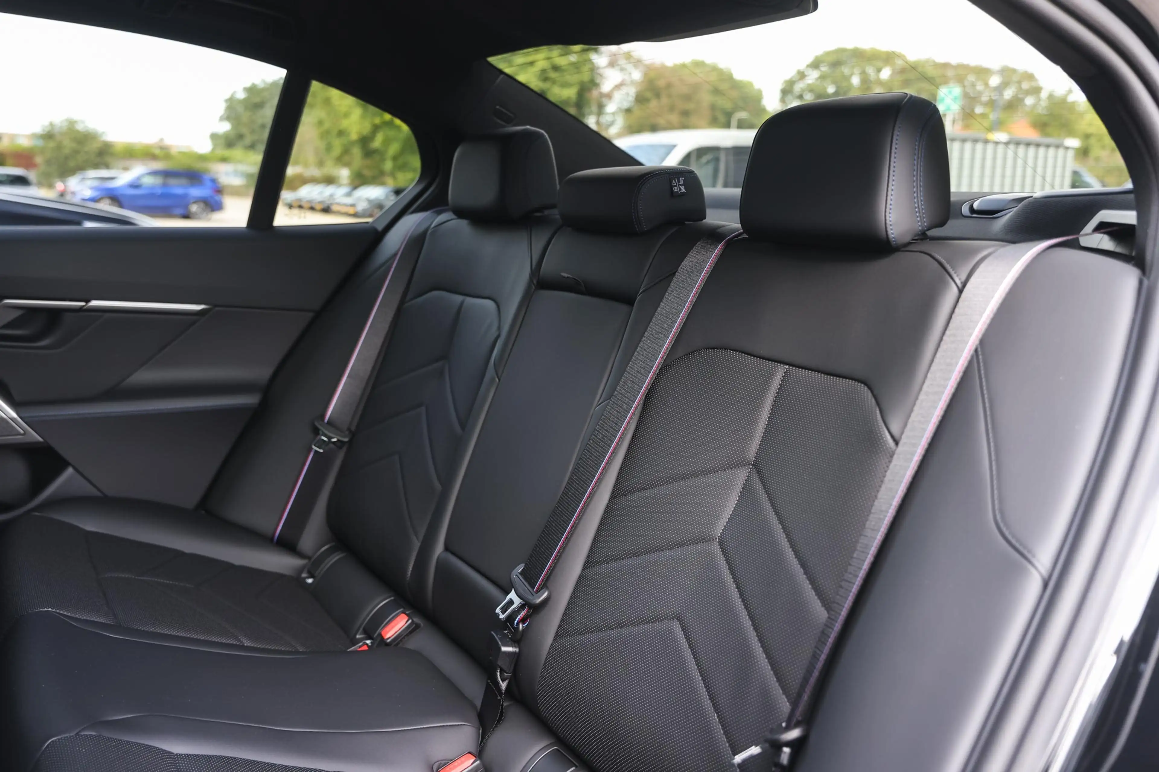 BMW i5 eDrive40 M Sport / Trekhaak / Panoramadak / Comfor — photo 14