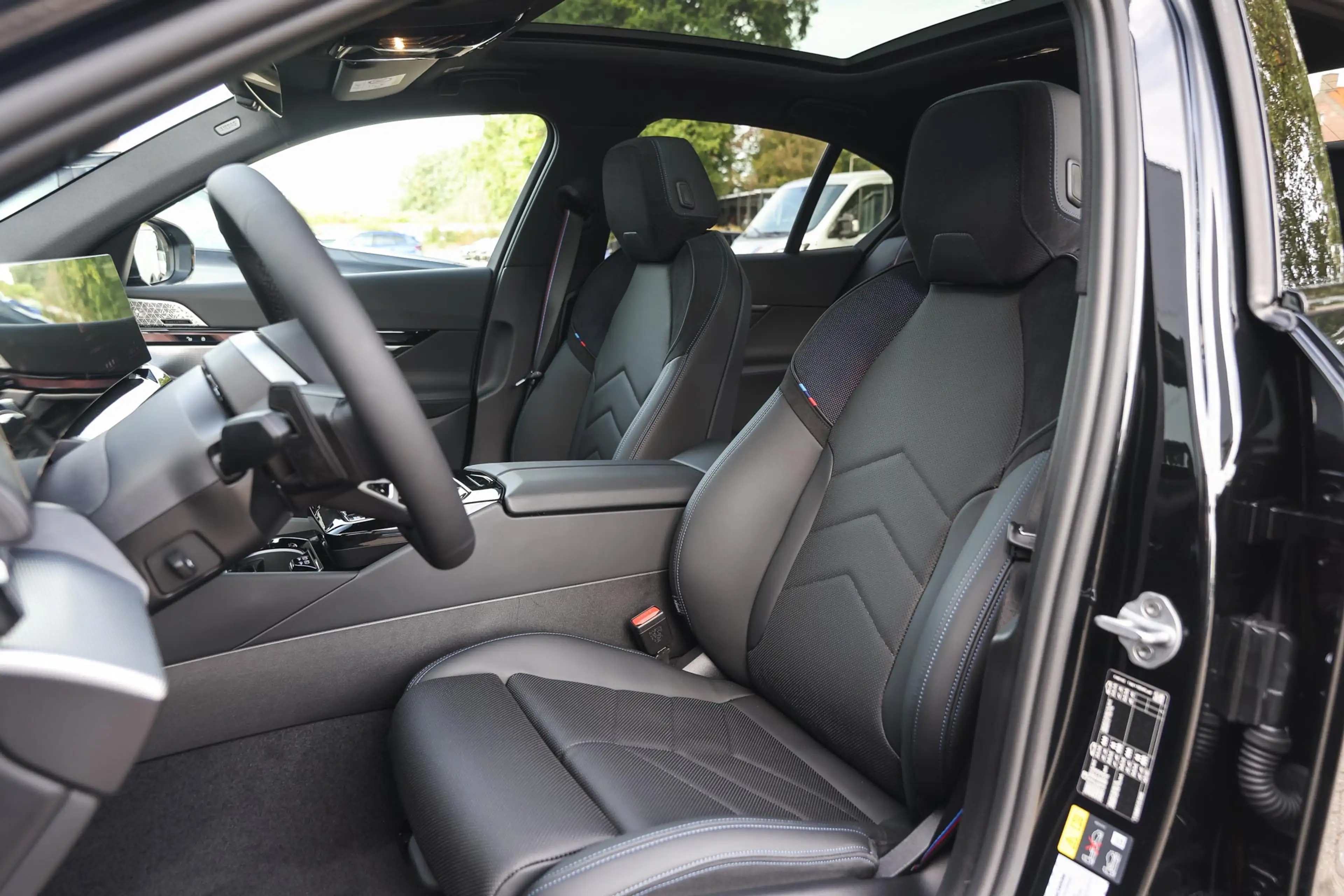 BMW i5 eDrive40 M Sport / Trekhaak / Panoramadak / Comfor — photo 10