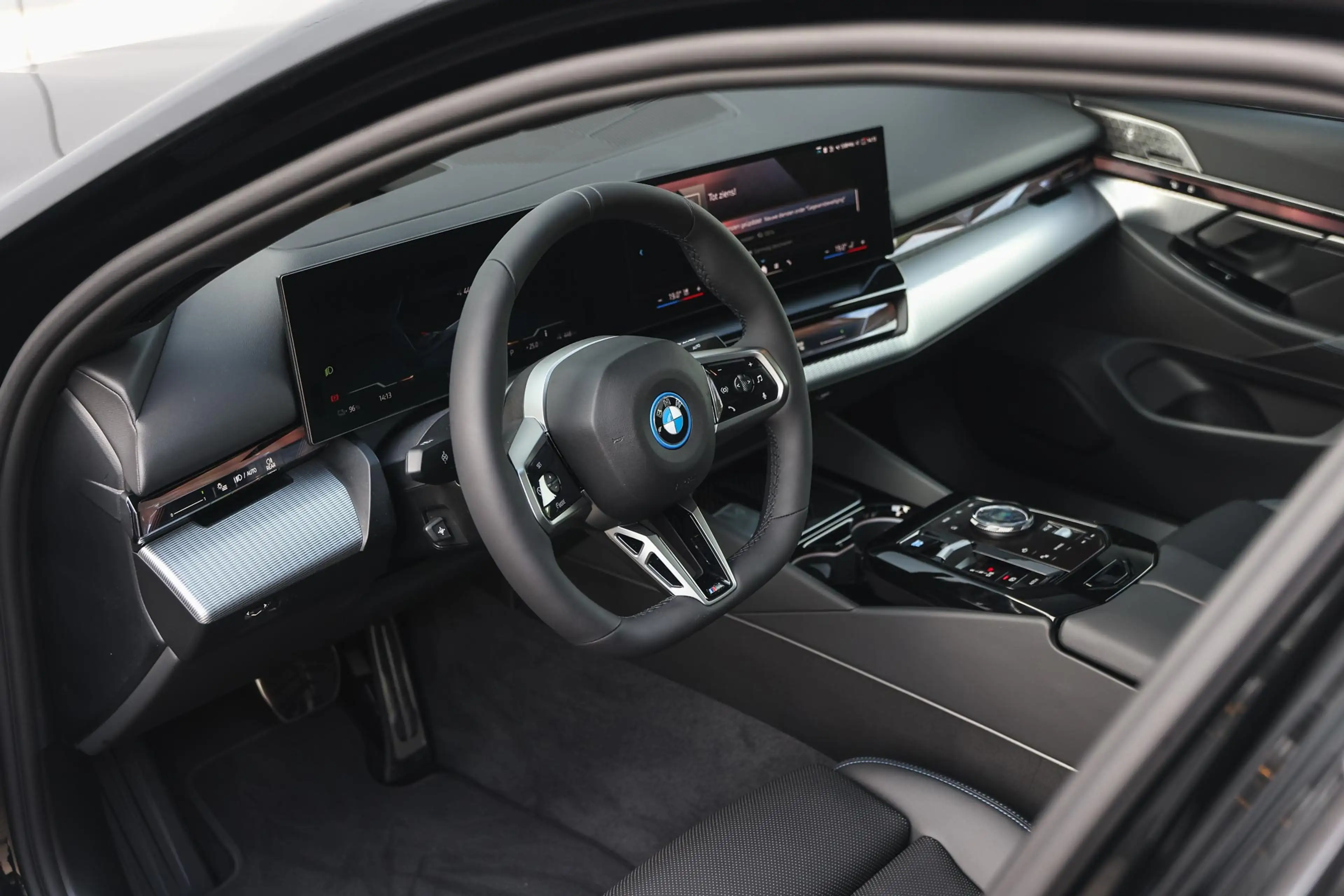 BMW i5 eDrive40 M Sport / Trekhaak / Panoramadak / Comfor — photo 11