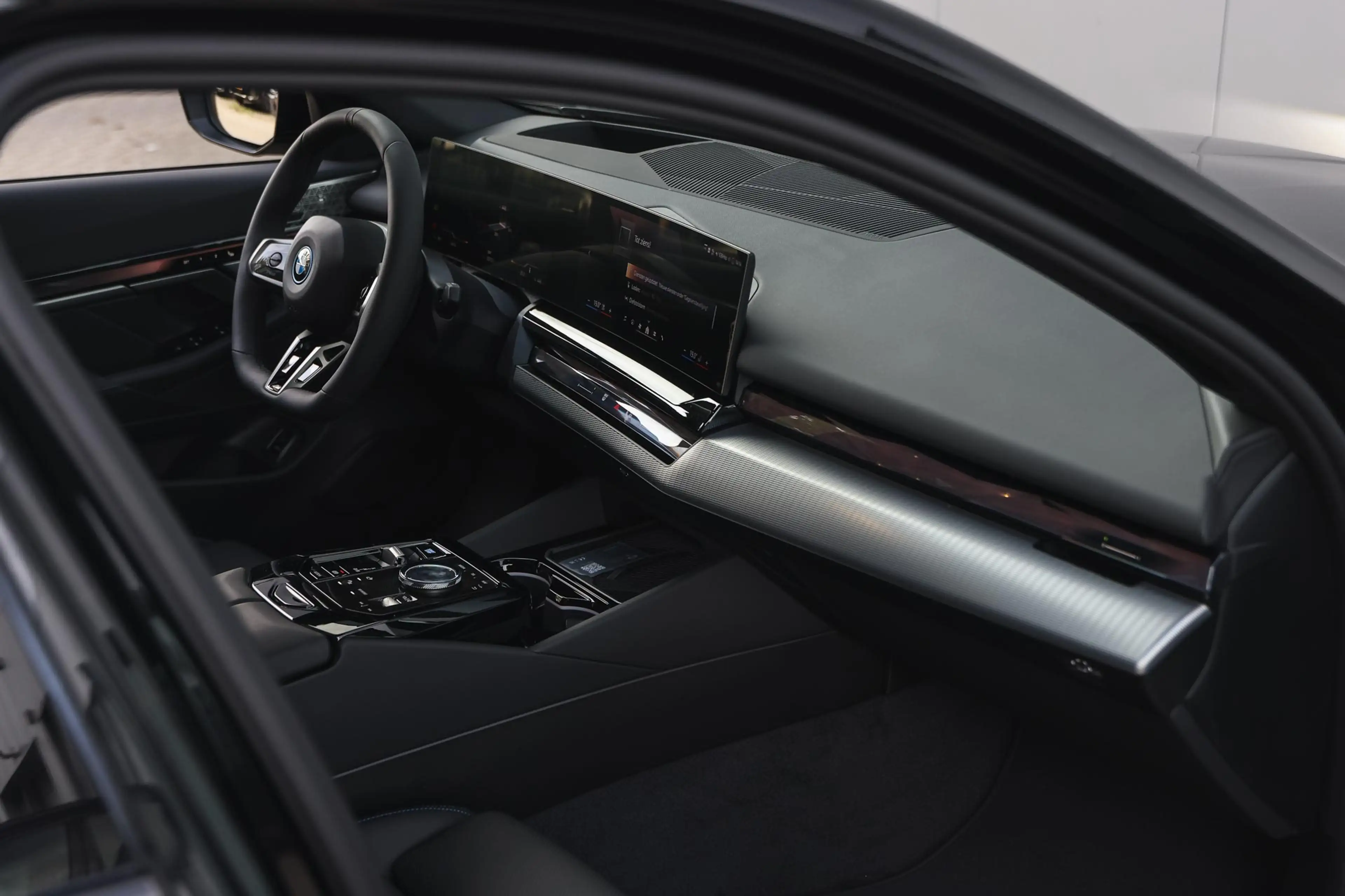BMW i5 eDrive40 M Sport / Trekhaak / Panoramadak / Comfor — photo 12
