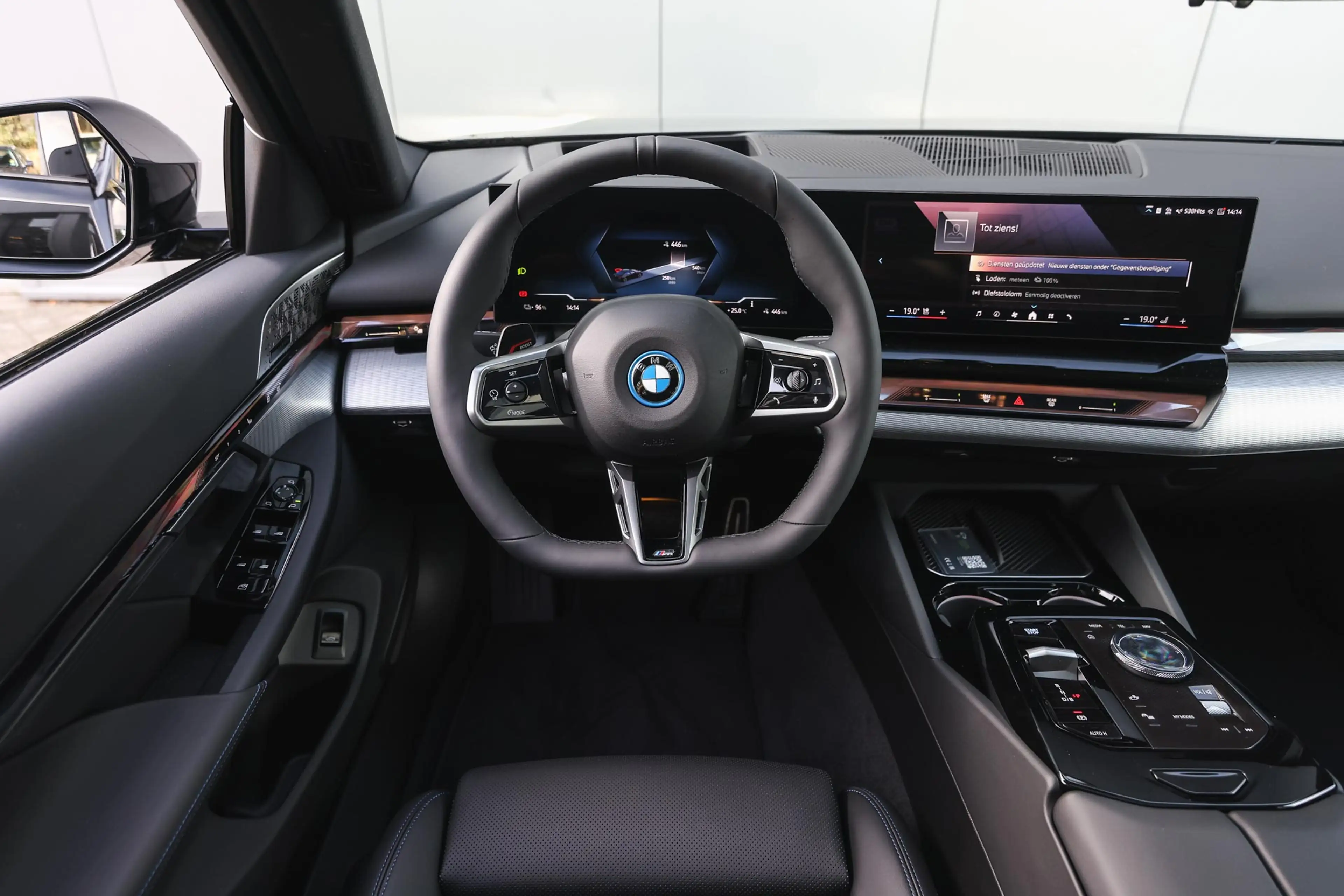 BMW i5 eDrive40 M Sport / Trekhaak / Panoramadak / Comfor — photo 3