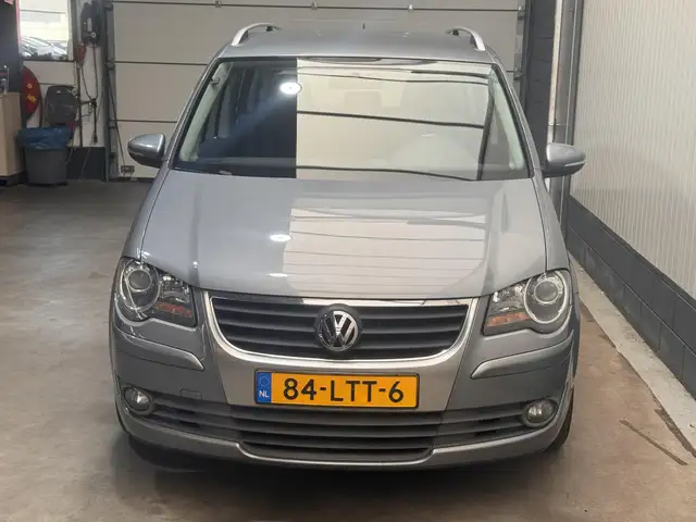 Volkswagen Touran view 2