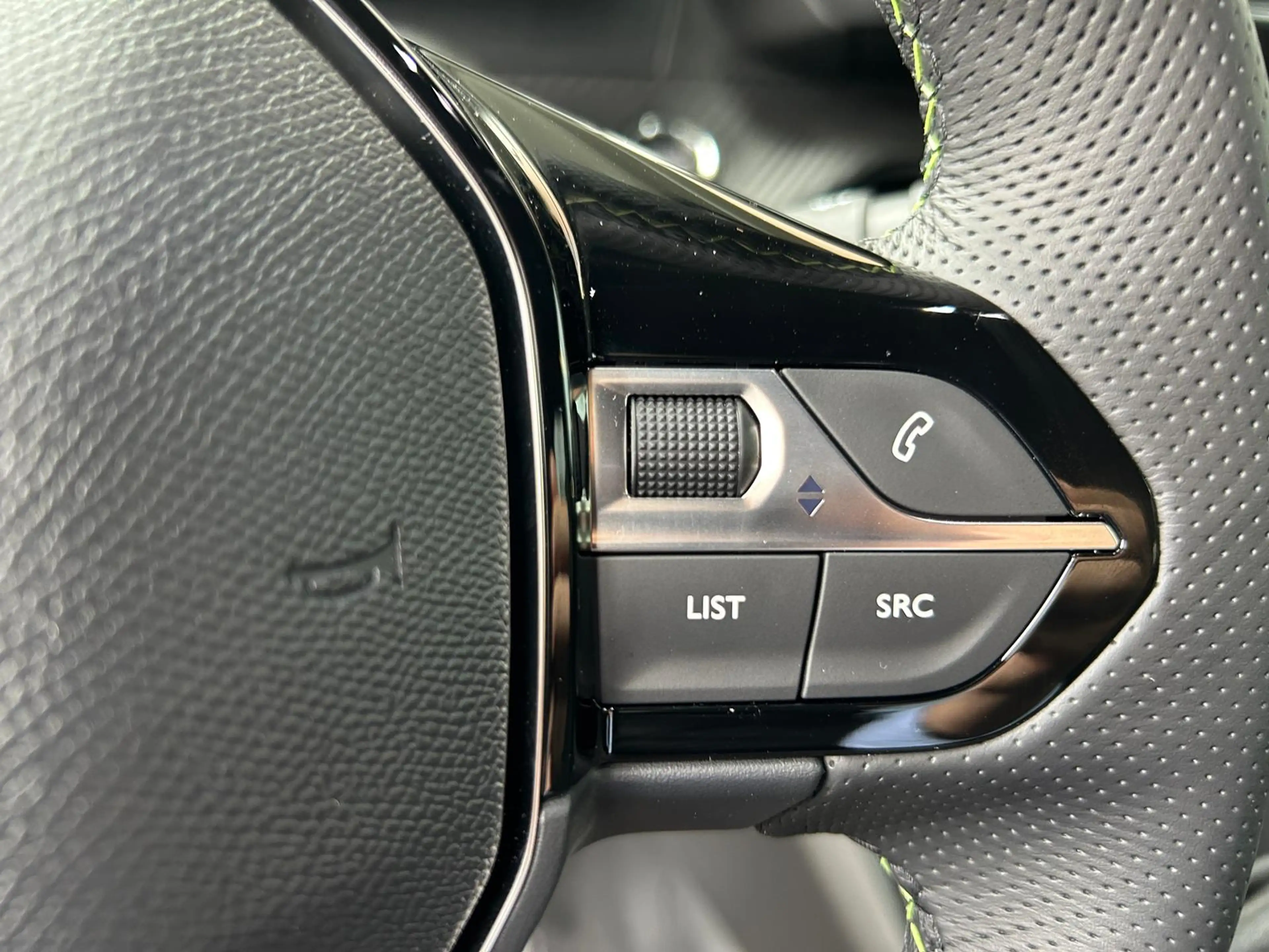 Peugeot e-2008 156 GT 54 kWh ACC Alcantara 360° Keyless — photo 12