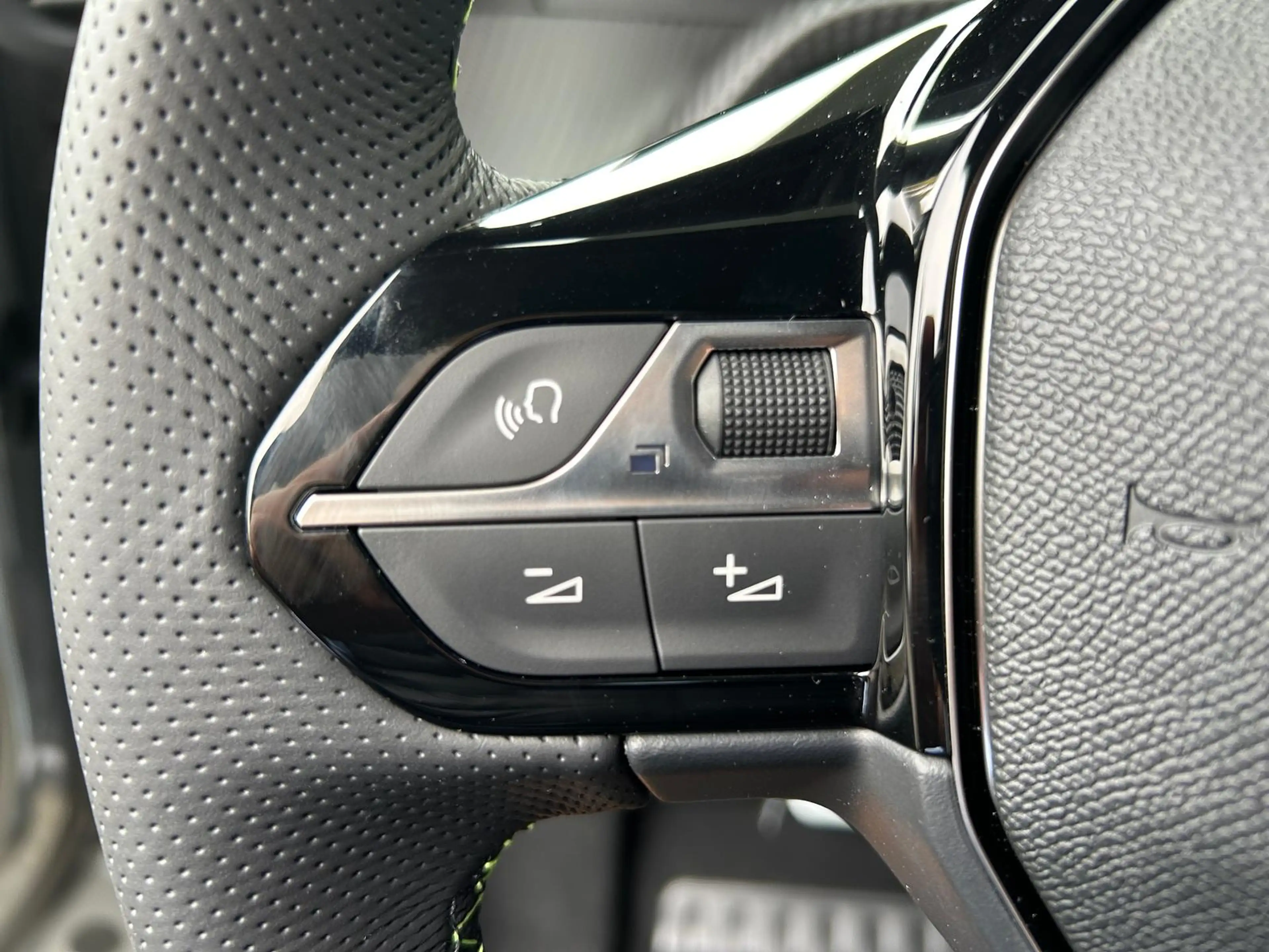 Peugeot e-2008 156 GT 54 kWh ACC Alcantara 360° Keyless — photo 11