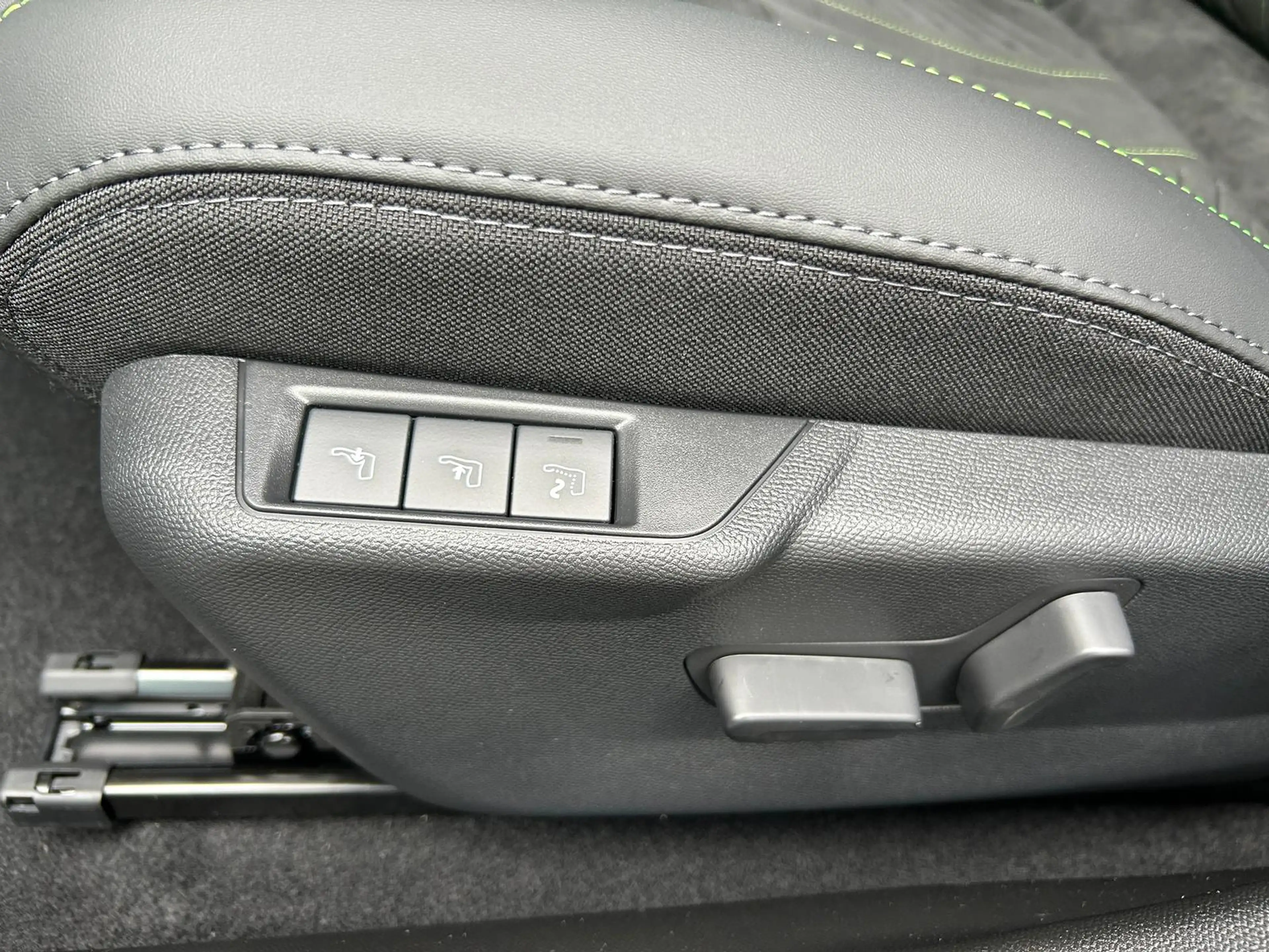 Peugeot e-2008 156 GT 54 kWh ACC Alcantara 360° Keyless — photo 15