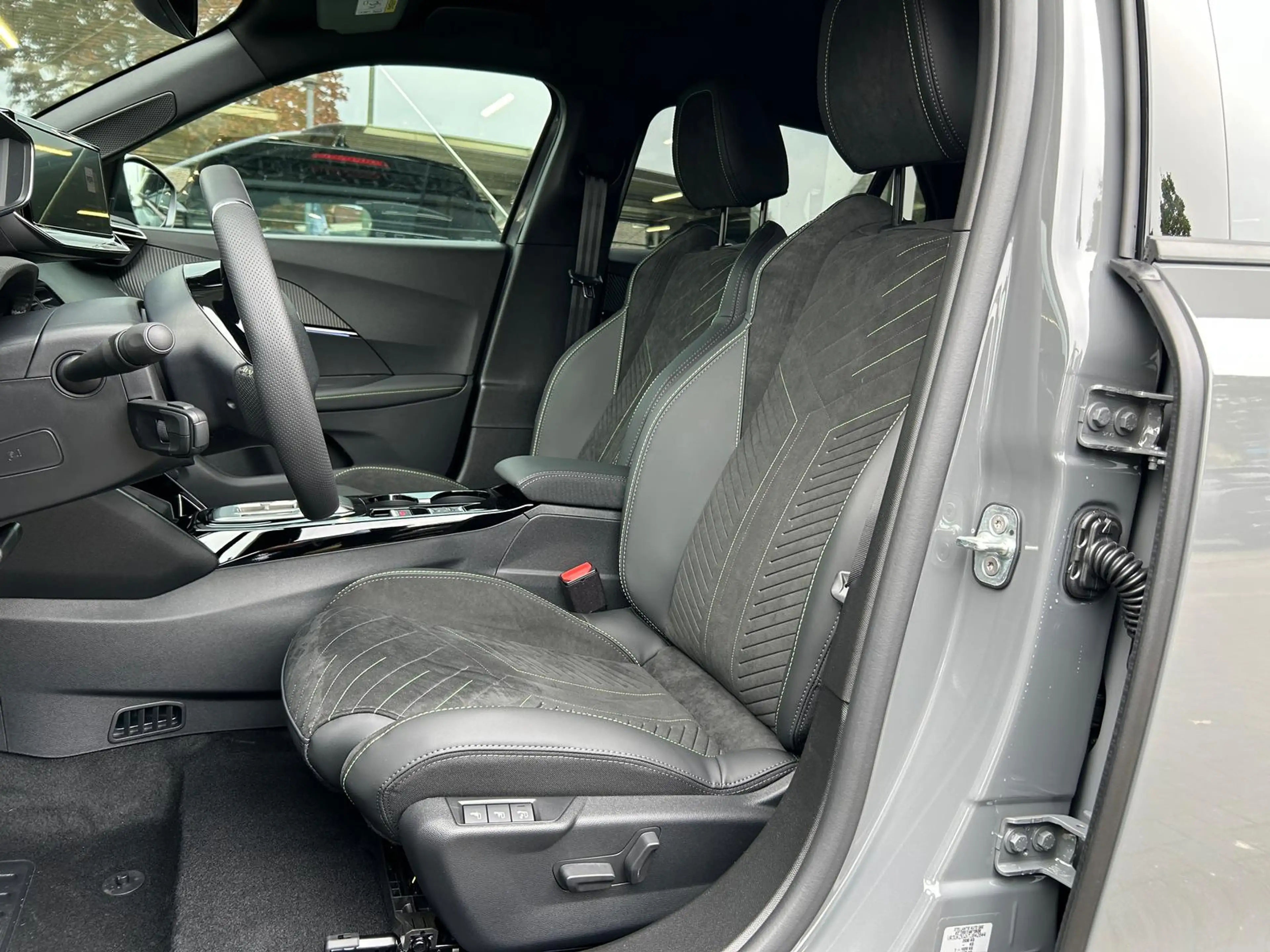 Peugeot e-2008 156 GT 54 kWh ACC Alcantara 360° Keyless — photo 14
