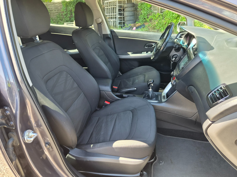 Kia Ceed / cee'd cee'd 1,4 CRDi Silber — photo 10