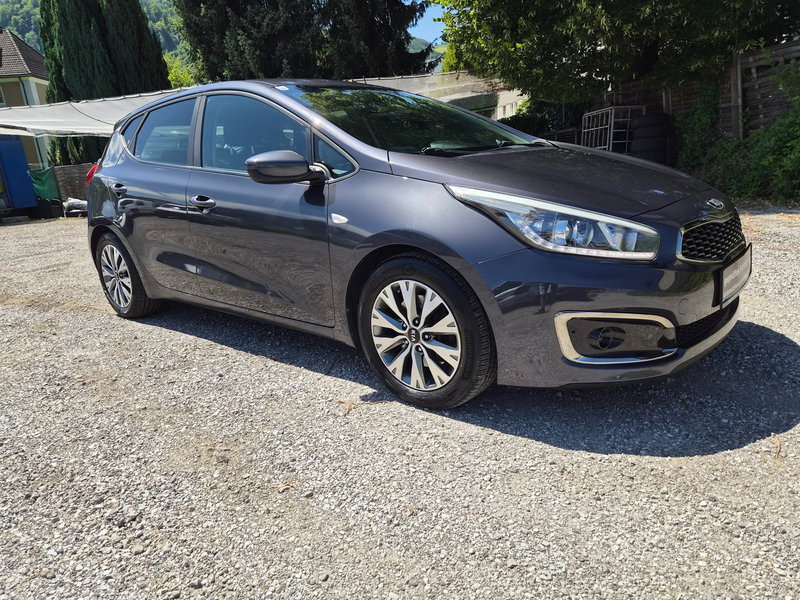 Kia Ceed / cee'd cee'd 1,4 CRDi Silber — photo 7