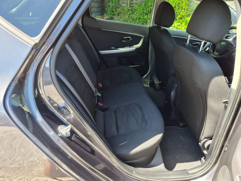 Kia Ceed / cee'd cee'd 1,4 CRDi Silber — photo 11