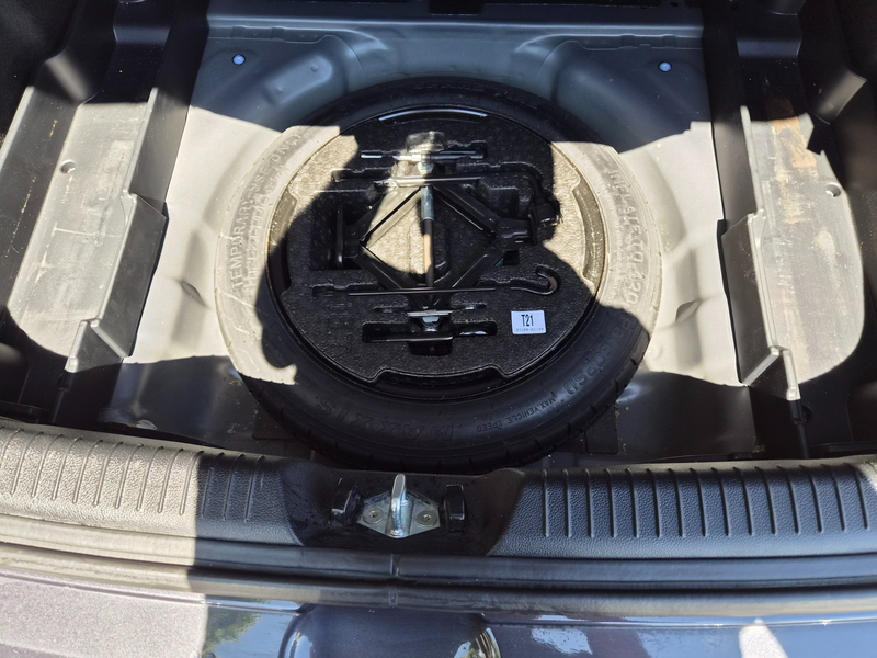 Kia Ceed / cee'd cee'd 1,4 CRDi Silber — photo 14