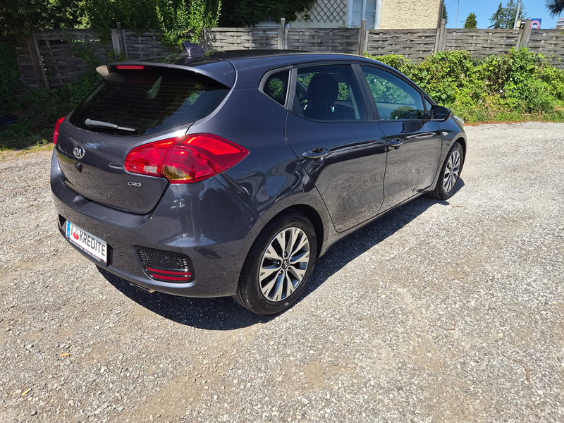 Kia Ceed / cee'd cee'd 1,4 CRDi Silber — photo 5