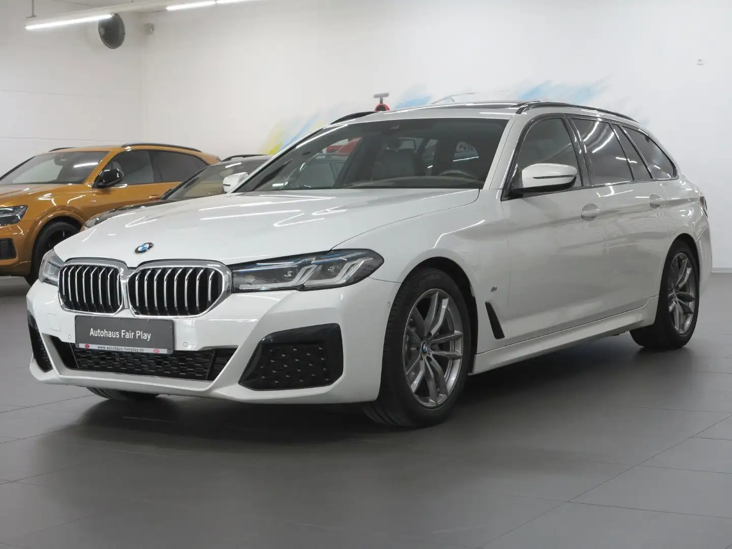 BMW 520 Baureihe Tour.  M-Sport/SHZ/PANO/UNFALLFREI! Weiß - 1