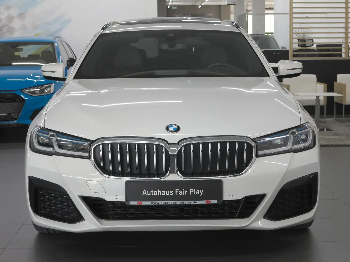 BMW 520 Baureihe Tour.  M-Sport/SHZ/PANO/UNFALLFREI! Weiß - 2