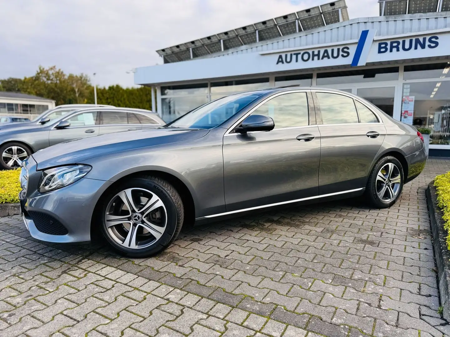 Mercedes-Benz E 220 d AVANTGARDE, SHD, Automatik, LED, Park-Paket Grau - 2