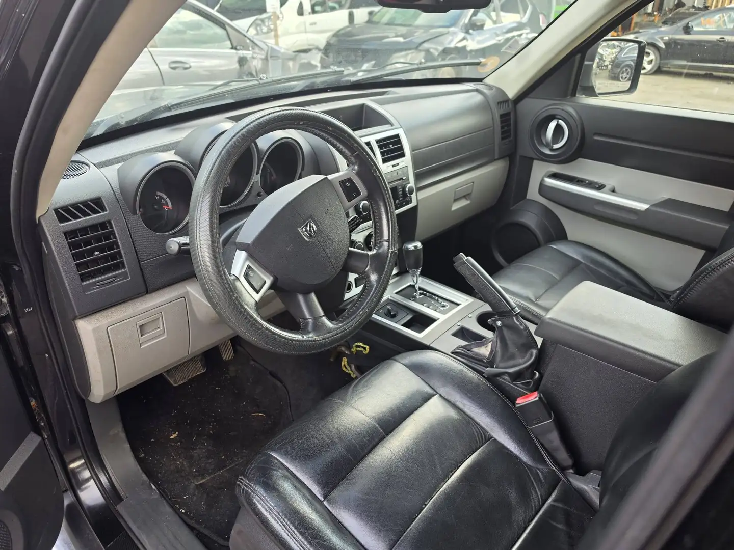 Dodge Nitro Nitro 2.8 CRD 177 4x4 SXT A Schwarz - 2