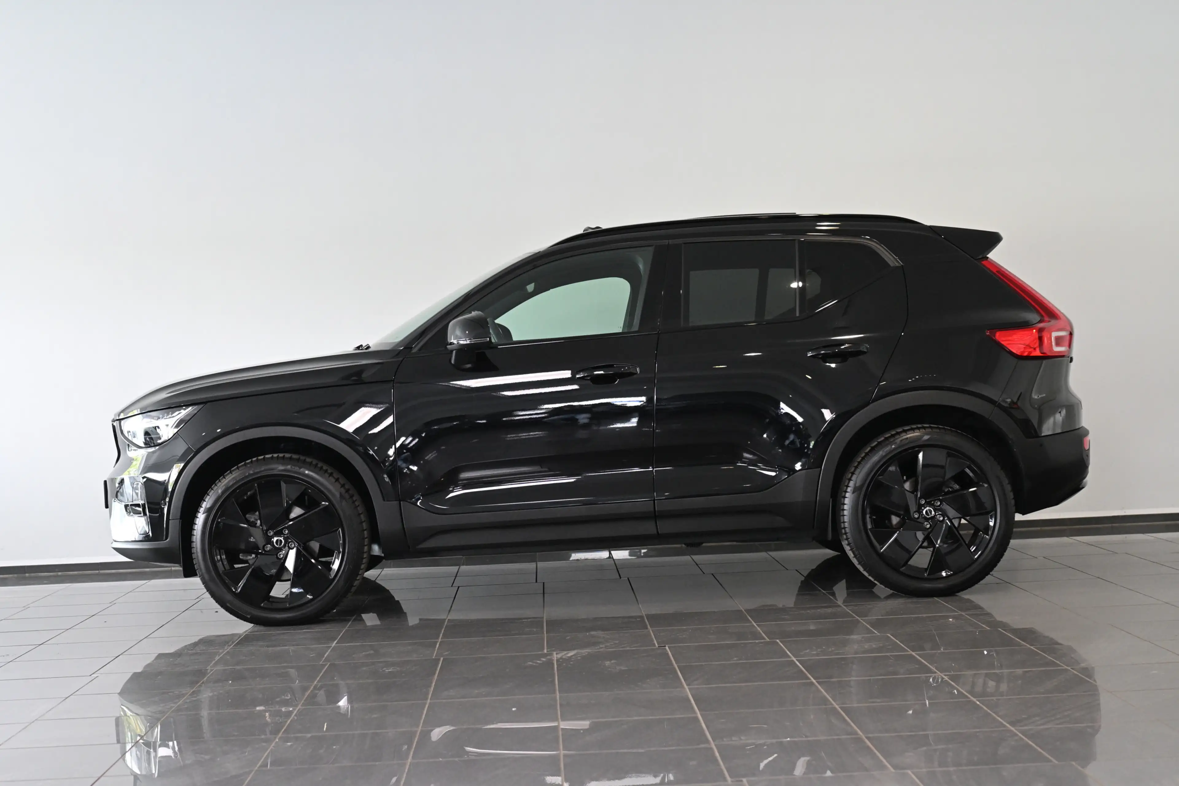 Volvo XC40 B3 Ultra Black Edition AHK Pano — photo 3