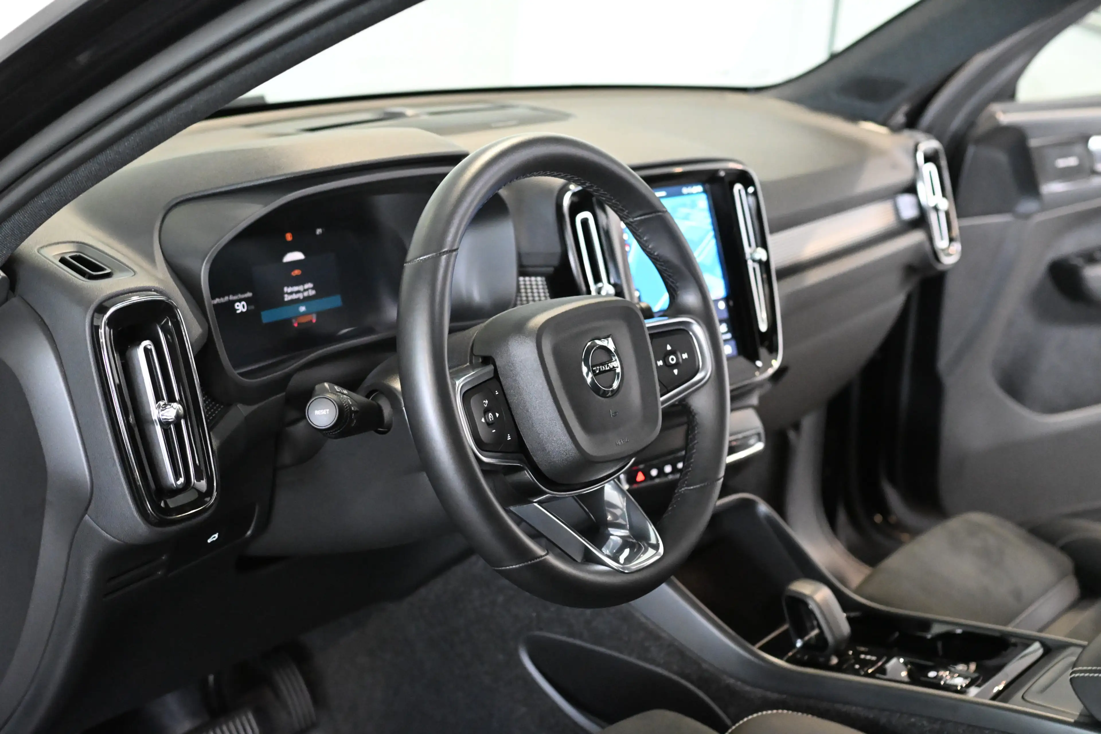Volvo XC40 B3 Ultra Black Edition AHK Pano — photo 9