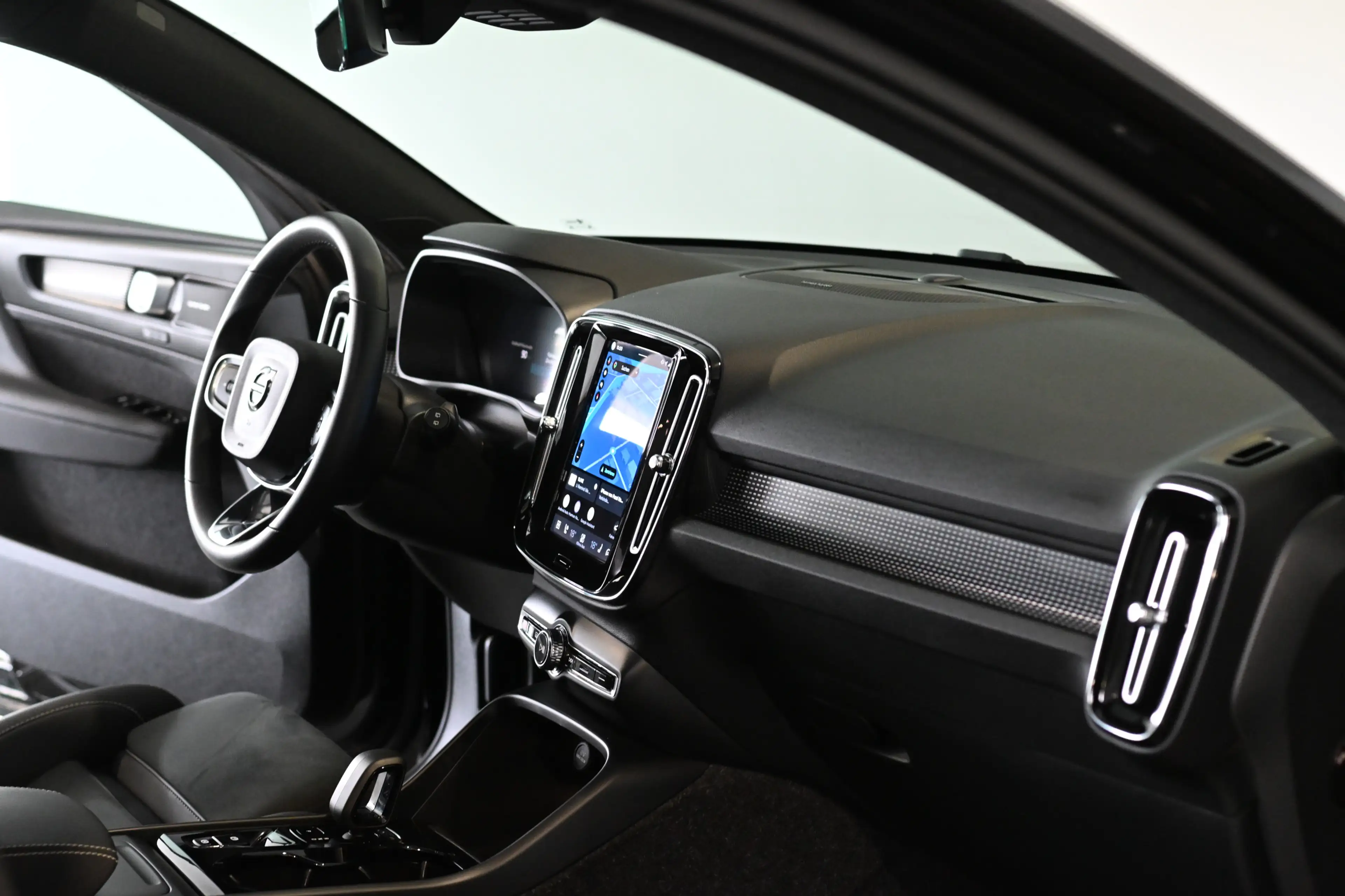 Volvo XC40 B3 Ultra Black Edition AHK Pano — photo 10