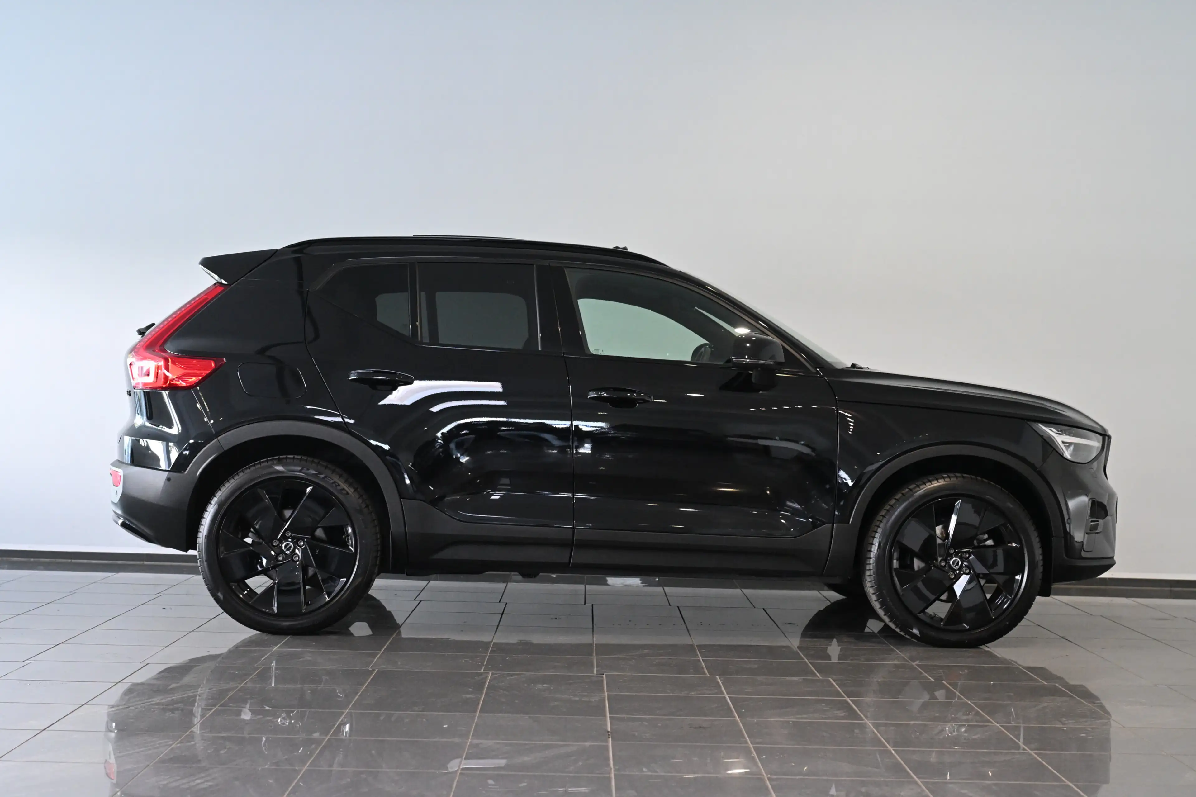 Volvo XC40 B3 Ultra Black Edition AHK Pano — photo 4
