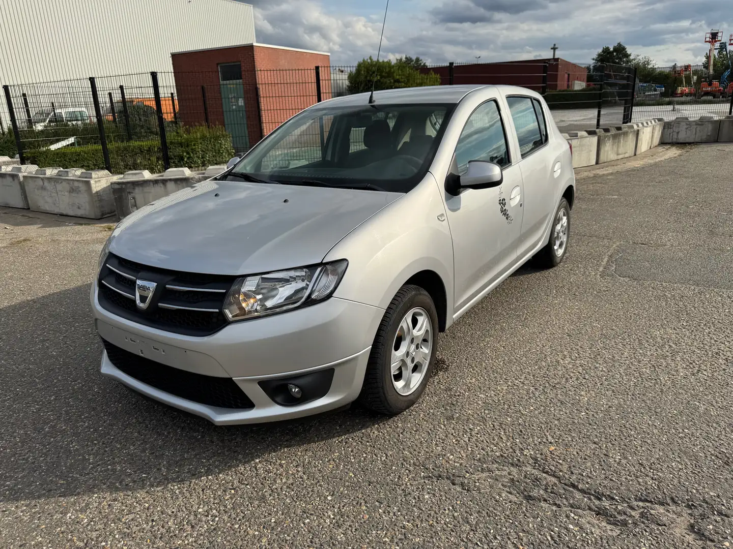 Dacia Sandero Серебристый - 1
