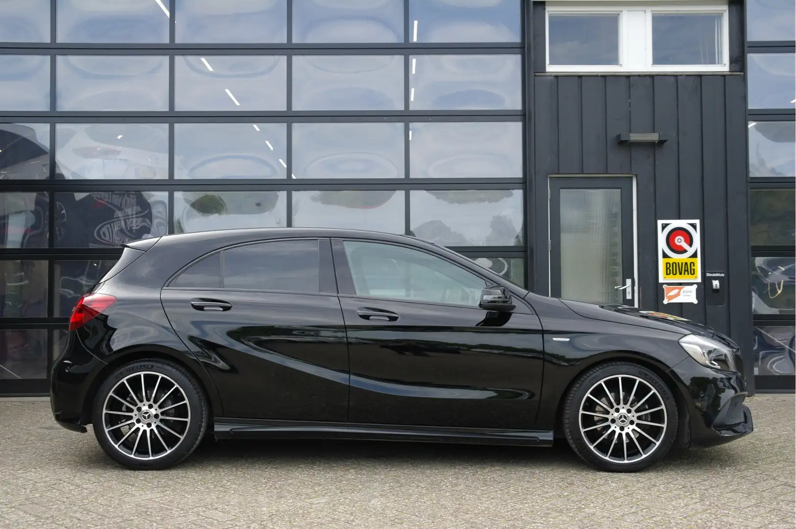 Mercedes-Benz A 160 AMG-Pakket | NL-Auto | CarPlay | Dealer Onderhoude Noir - 2
