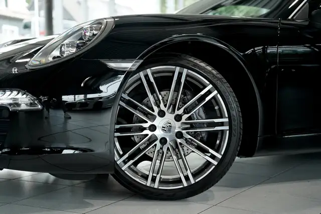 Porsche 911 view 3