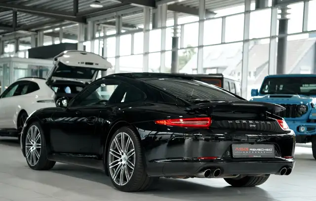 Porsche 911 view 10