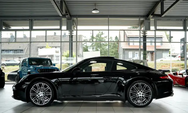 Porsche 911 view 11