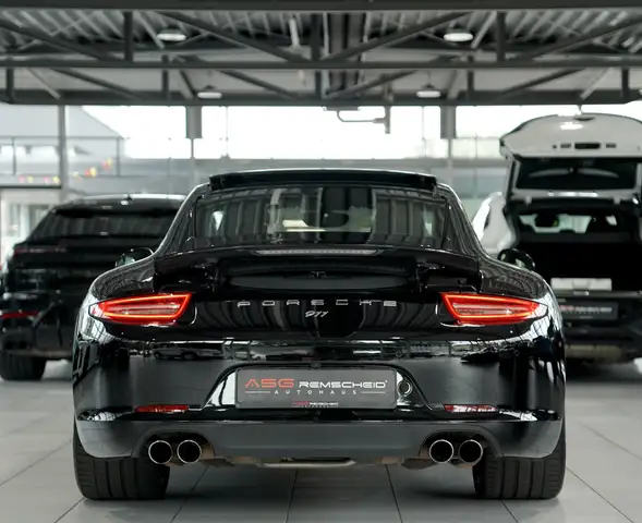 Porsche 911 view 9