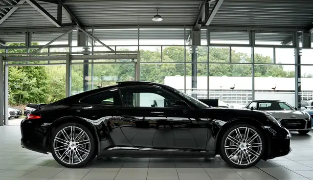 Porsche 911 view 7
