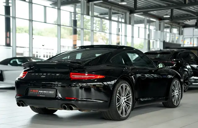 Porsche 911 view 8