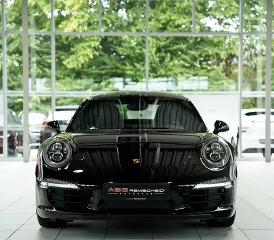 Porsche 911 view 4