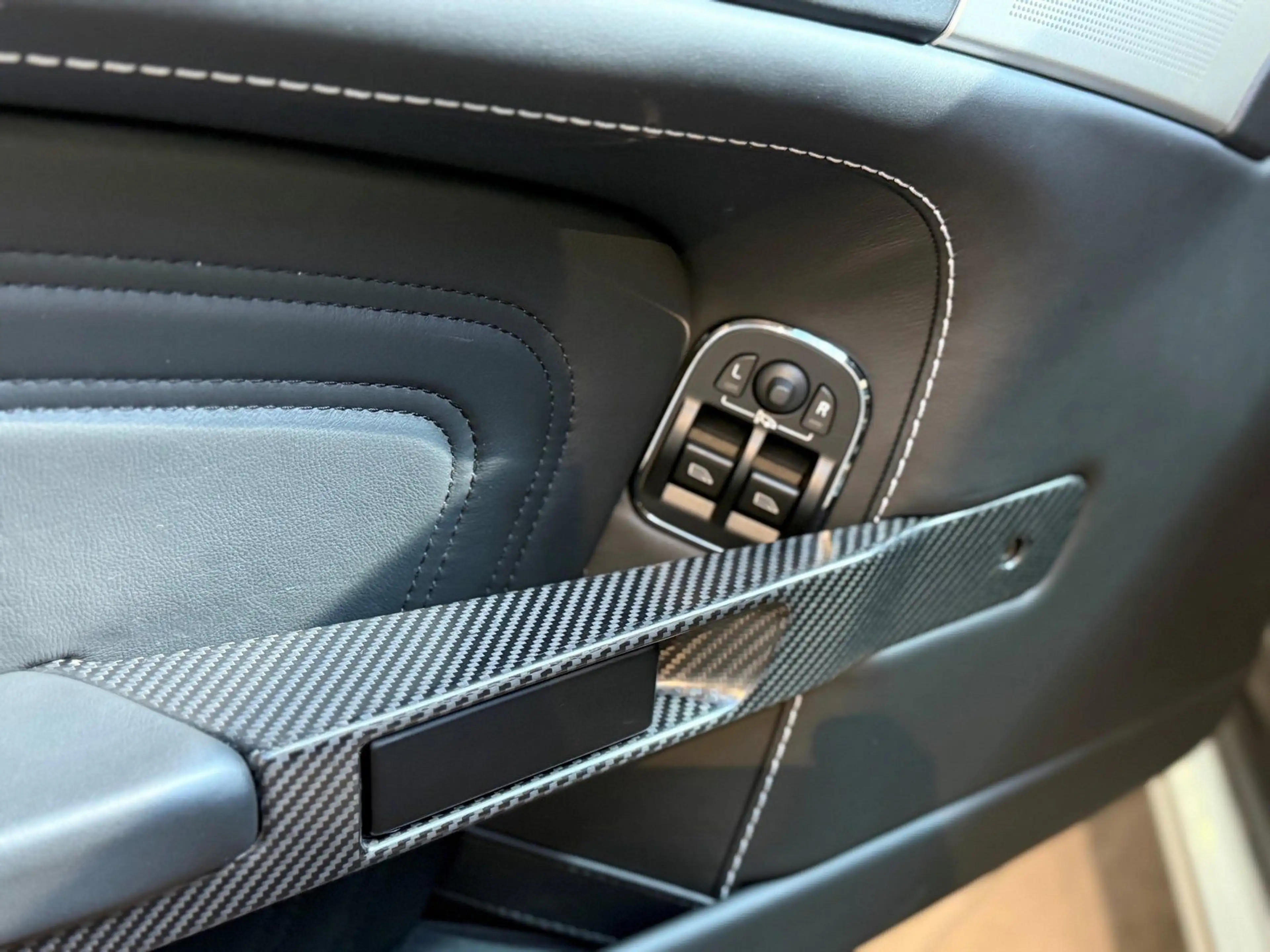 Aston Martin DBS 6.0 Touchtronic V12 "Casino Royal" 007 grüßt — photo 11
