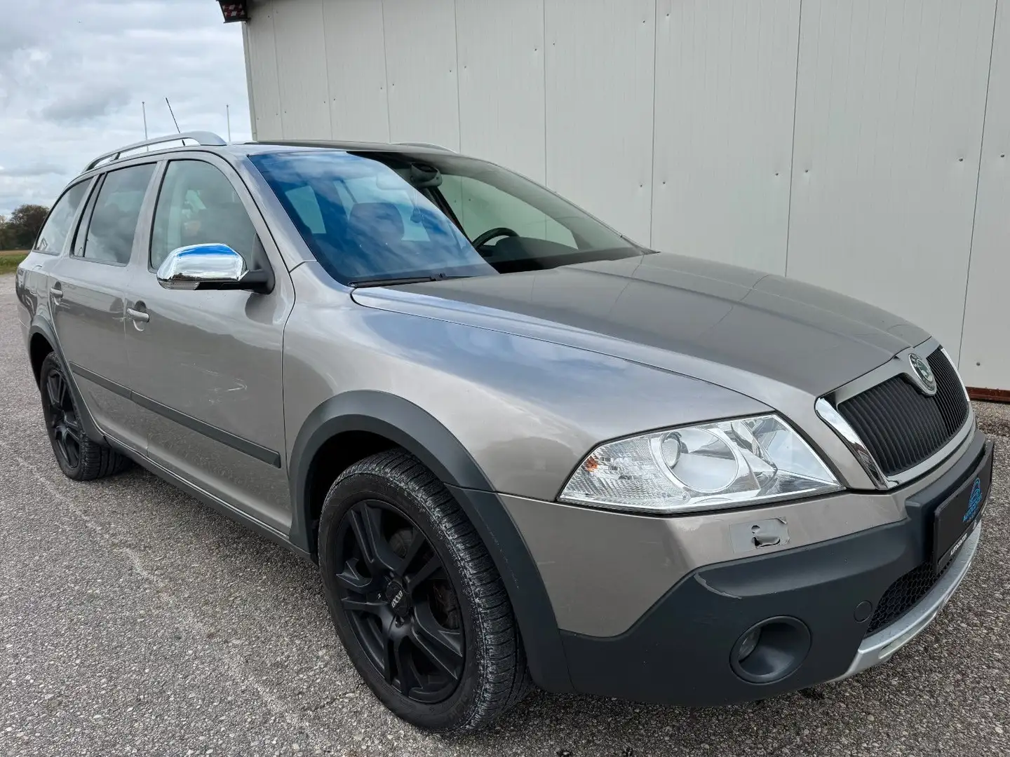 Skoda Octavia Combi 2.0 TDI Scout 4X4 *NAVI*WEBASTO* Beige - 2