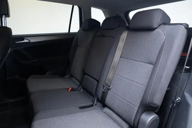 Volkswagen Tiguan Allspace view 4