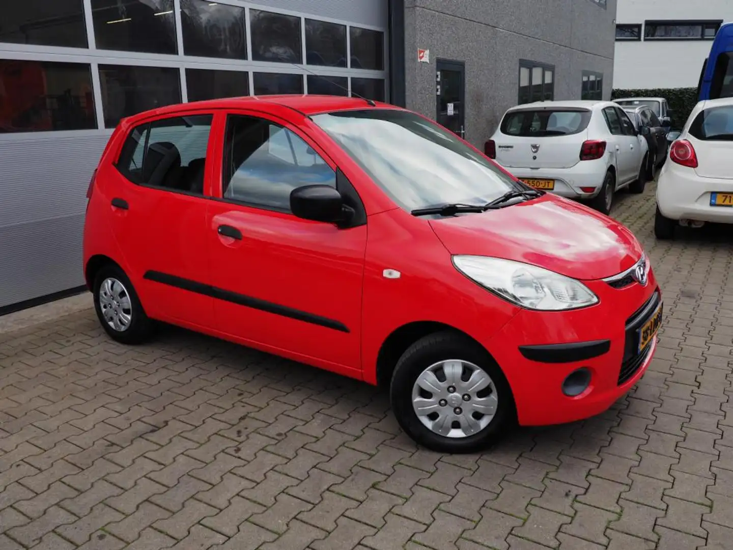 Hyundai i10 1.1i Active Cool Rood - 1