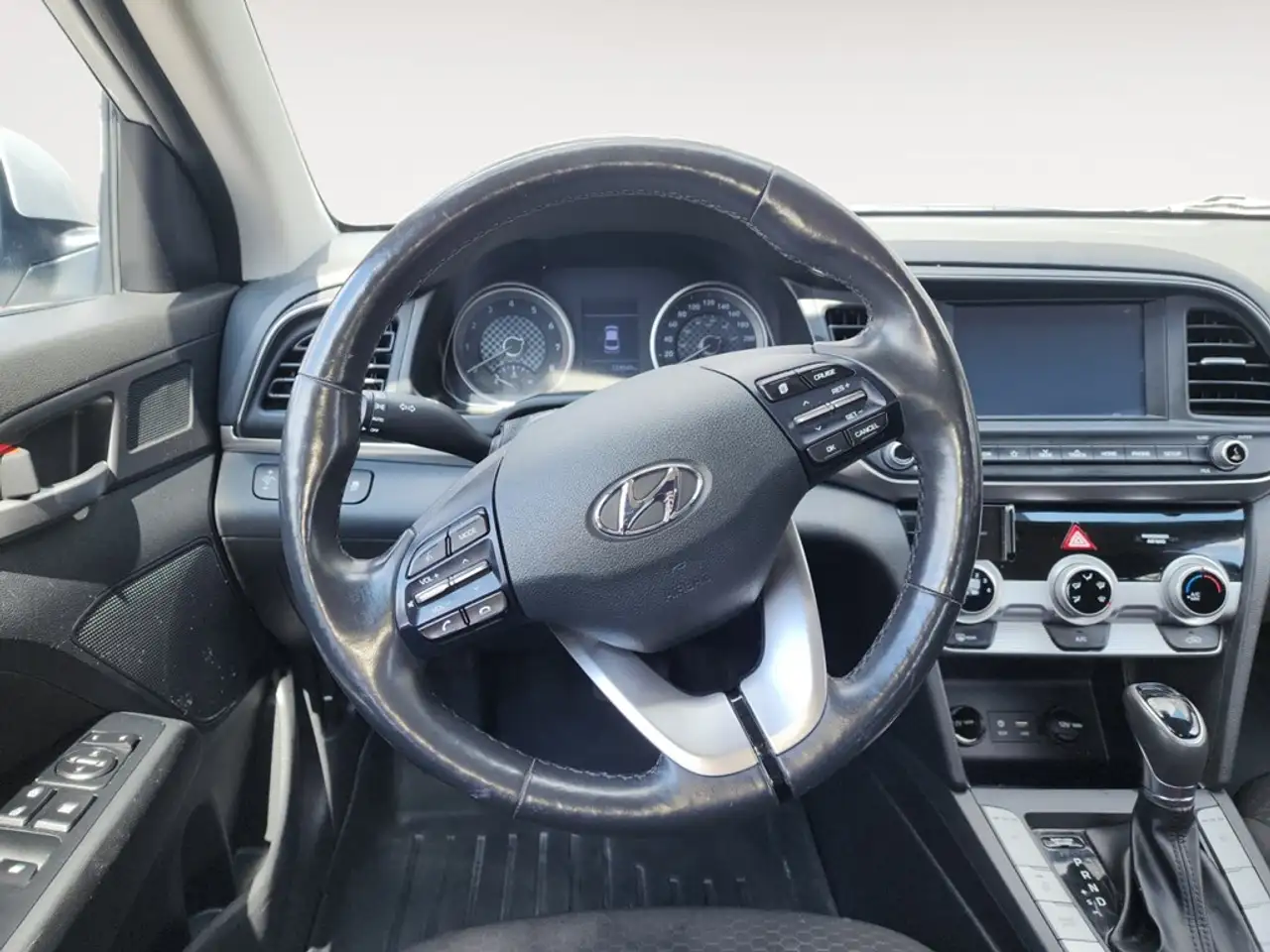 Hyundai ELANTRA снимка Hyundai ELANTRA