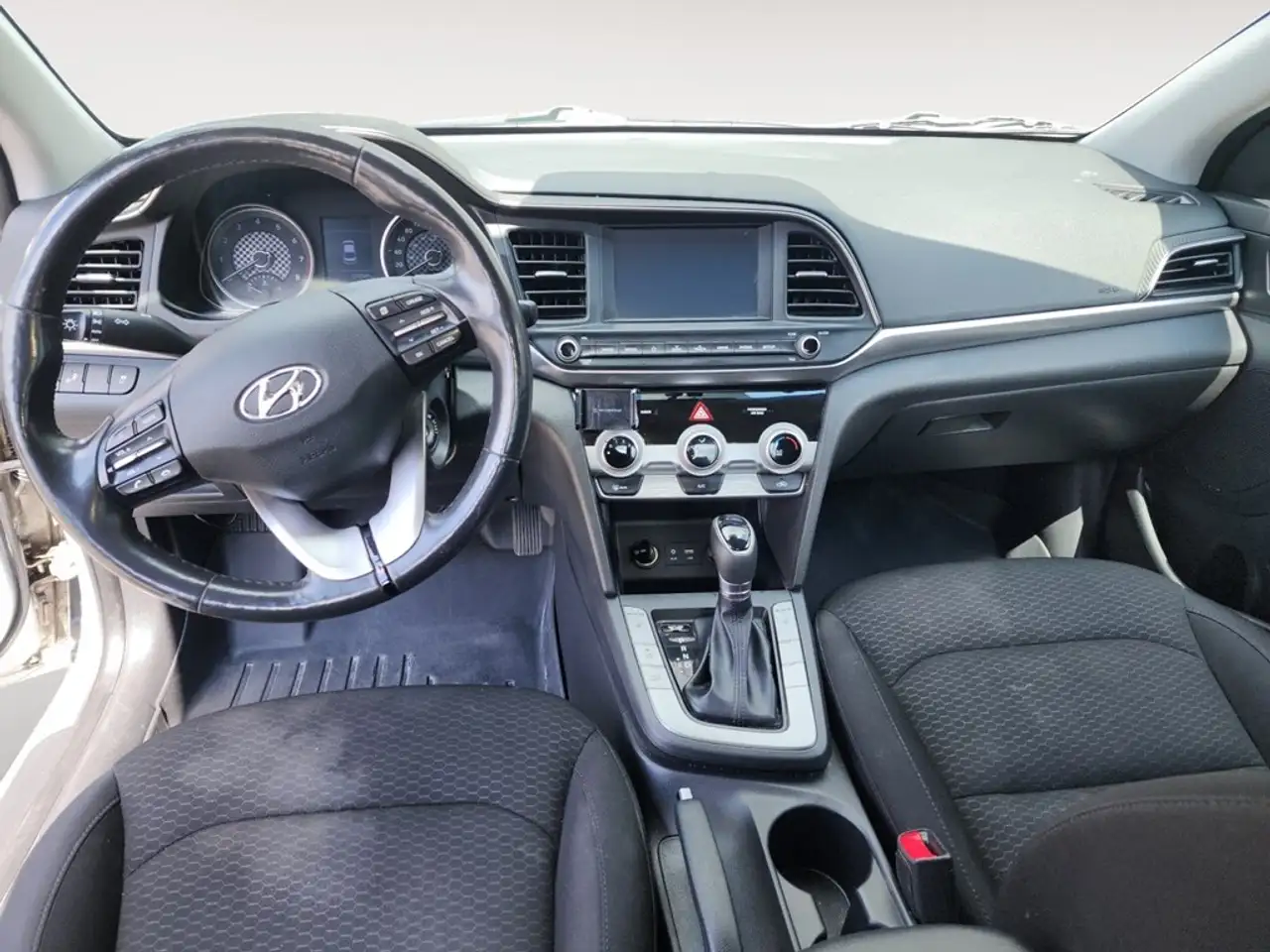 Hyundai ELANTRA снимка Hyundai ELANTRA